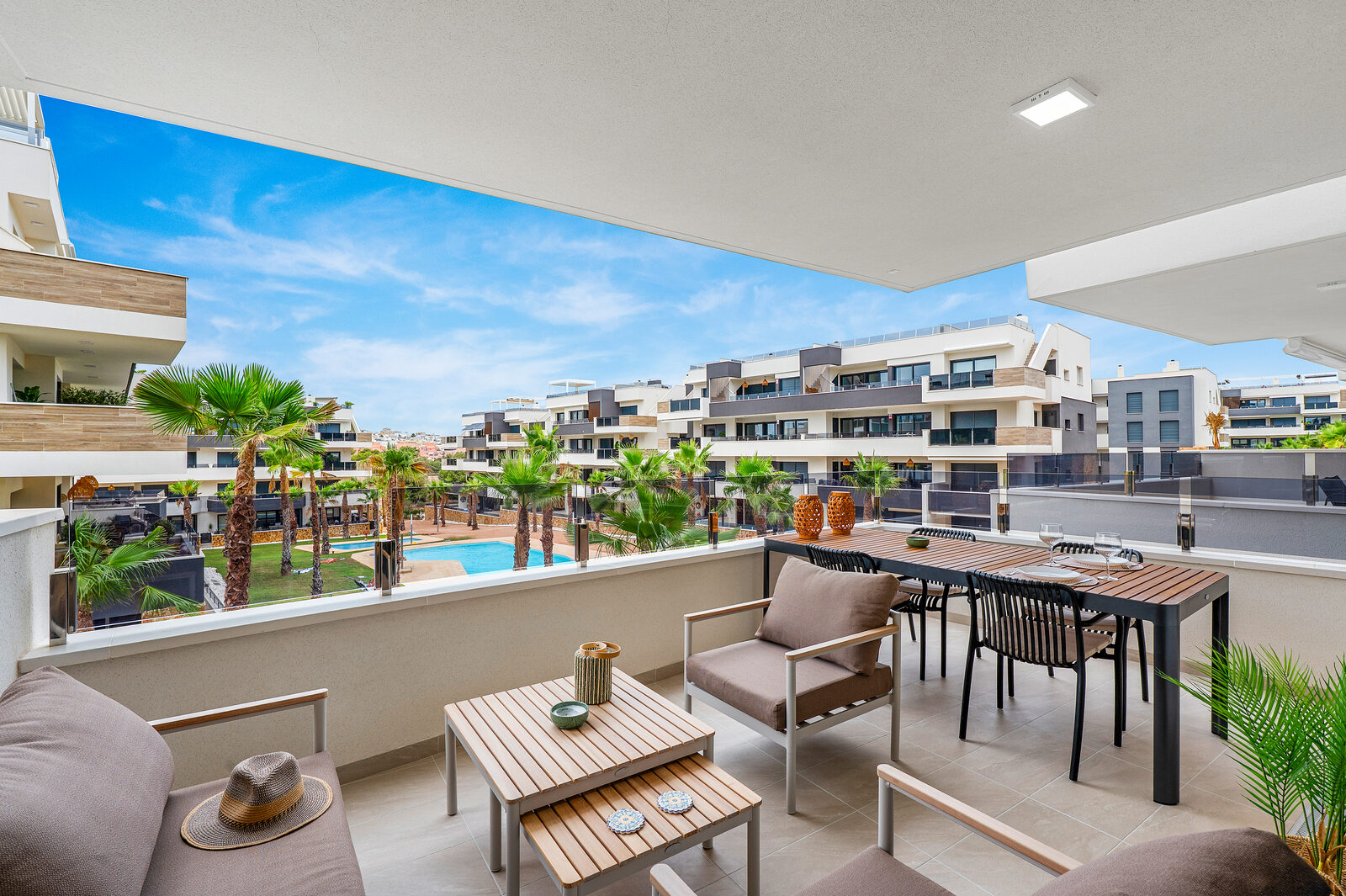 Terras met eettafel en zwembadzicht
